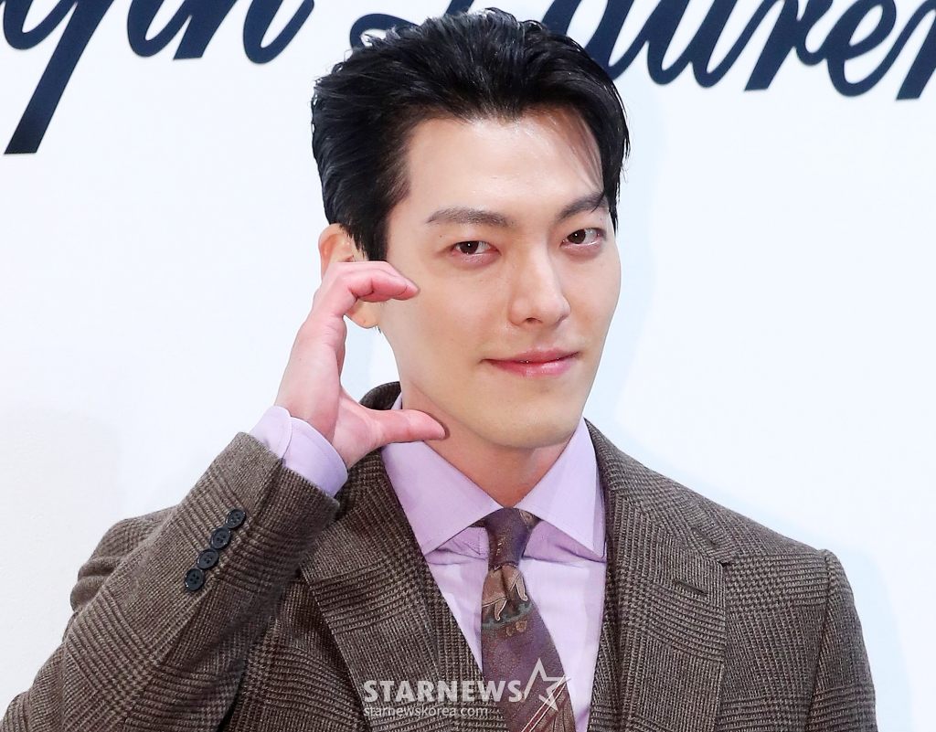 배우 김우빈이 19일 오후 서울 옥션 강남센터에서 진행된 패션 브랜드 '랄프 로렌 스프링 2024 프레젠테이션' 포토콜 행사에 참석해 포즈를 취하고 있다. 2024.03.19 /사진=김창현