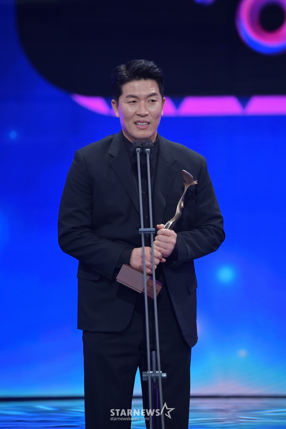 사유리, 김병현이 25일 오후 진행된 '2021 KBS 연예대상'에서 리얼리티 베스트 엔터테이너상을 수상한 뒤 소감을 밝히고 있다. /사진제공=KBS 2021.12.25
