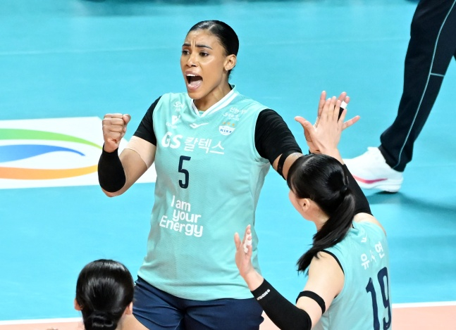 GS칼텍스 지젤 실바가 1일 서울 장충체육관에서 열린 한국도로공사와 도드람 2024~2025 V리그 여자부 정규시즌 5라운드 홈 경기에서 득점 후 포효하고 있다. /사진=한국배구연맹 제공