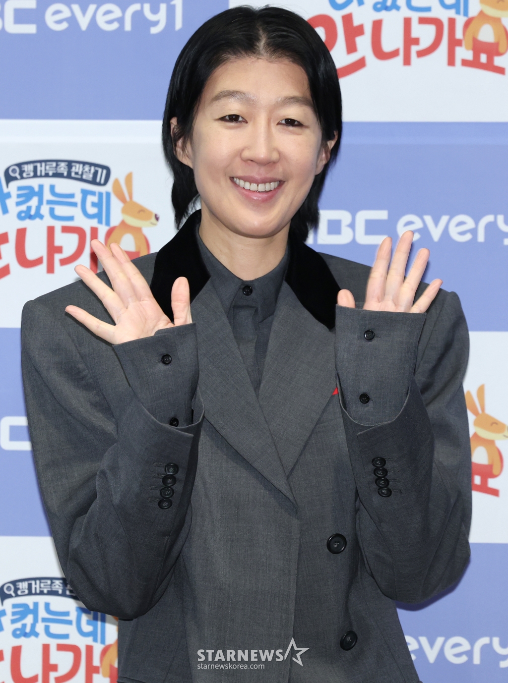 (서울=뉴스1) 권현진 기자 = 방송인 홍진경이 17일 서울 마포구 스탠포드호텔코리아에서 열린 MBC에브리원·MBN '다 컸는데 안 나가요' 제작발표회에서 포즈를 취하고 있다. '다 컸는데 안 나가요'는 높은 물가와 집값 상승으로 청년 2명 중 1명이 캥거루족이라는 요즘 시대에 부모님과 함께 살아가는 스타들의 일상을 통해 솔직한 웃음과 공감을 선사하는 캥거루족 관찰 예능 프로그램이다. 2025.1.17/뉴스1 Copyright (C) 뉴스1. All rights reserved. 무단 전재 및 재배포, AI학습 이용 금지. /사진=(서울=뉴스1) 권현진 기자