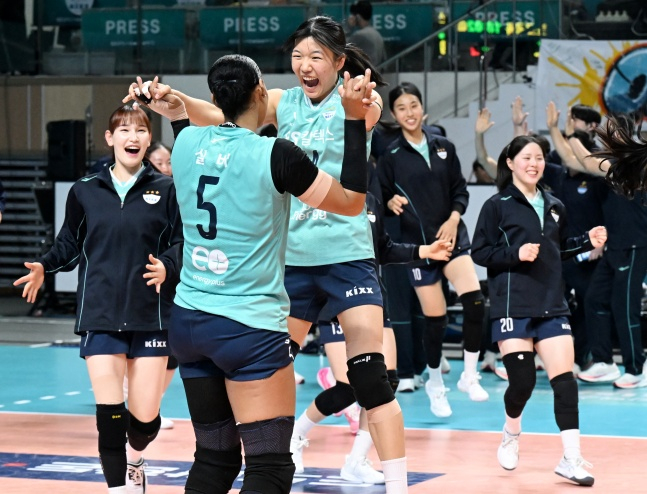 GS칼텍스 선수단이 1일 서울 장충체육관에서 열린 한국도로공사와 도드람 2024~2025 V리그 여자부 정규시즌 5라운드 홈 경기에서 승리한 후 기뻐하고 있다. /사진=한국배구연맹 제공