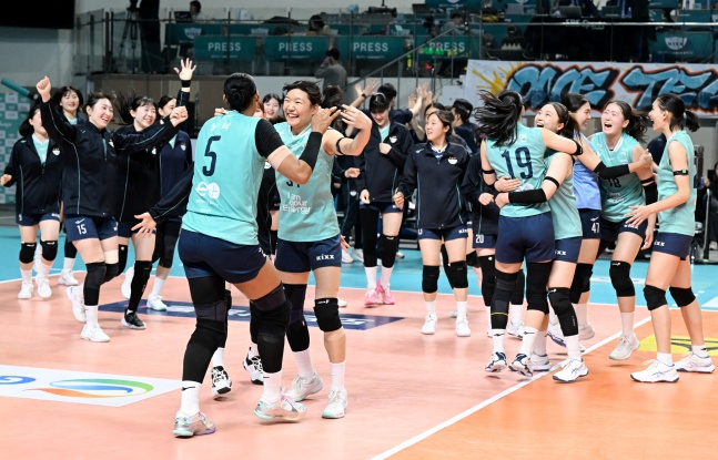 GS칼텍스 선수단이 1일 서울 장충체육관에서 열린 한국도로공사와 도드람 2024~2025 V리그 여자부 정규시즌 5라운드 홈 경기에서 승리한 후 기뻐하고 있다. /사진=한국배구연맹 제공