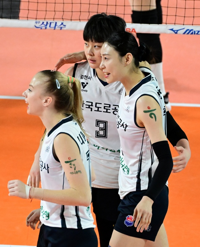 한국도로공사의 김다은(가운데)과 배유나(오른쪽). /사진=한국배구연맹 제공