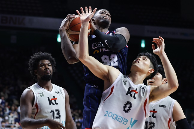 KCC 캐디 라렌(왼쪽 2번째)과 KT 하윤기(오른쪽 2번째)가 경합을 벌이고 있다. /사진=KBL 제공