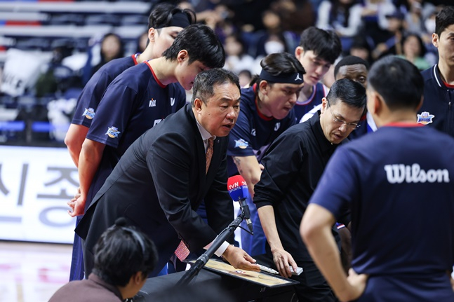 KCC 전창진 감독이 2일 KT전에서 작전지시를 하고 있다. /사진=KBL 제공