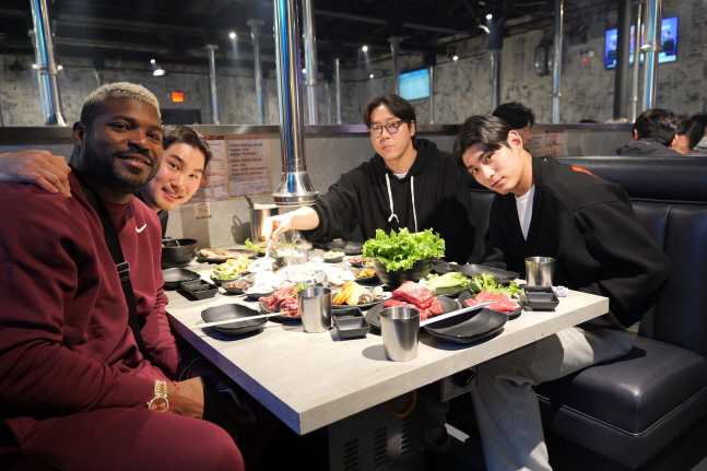 이정후(오른쪽 끝)가 미국 애리조나에서 열린 키움 히어로즈 회식 장소에 방문해 동료들과 기념촬영을 하고 있다. /사진=키움 히어로즈 제공