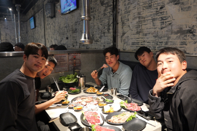 회식을 즐기고 있는 키움 선수단. /사진=키움 히어로즈 제공