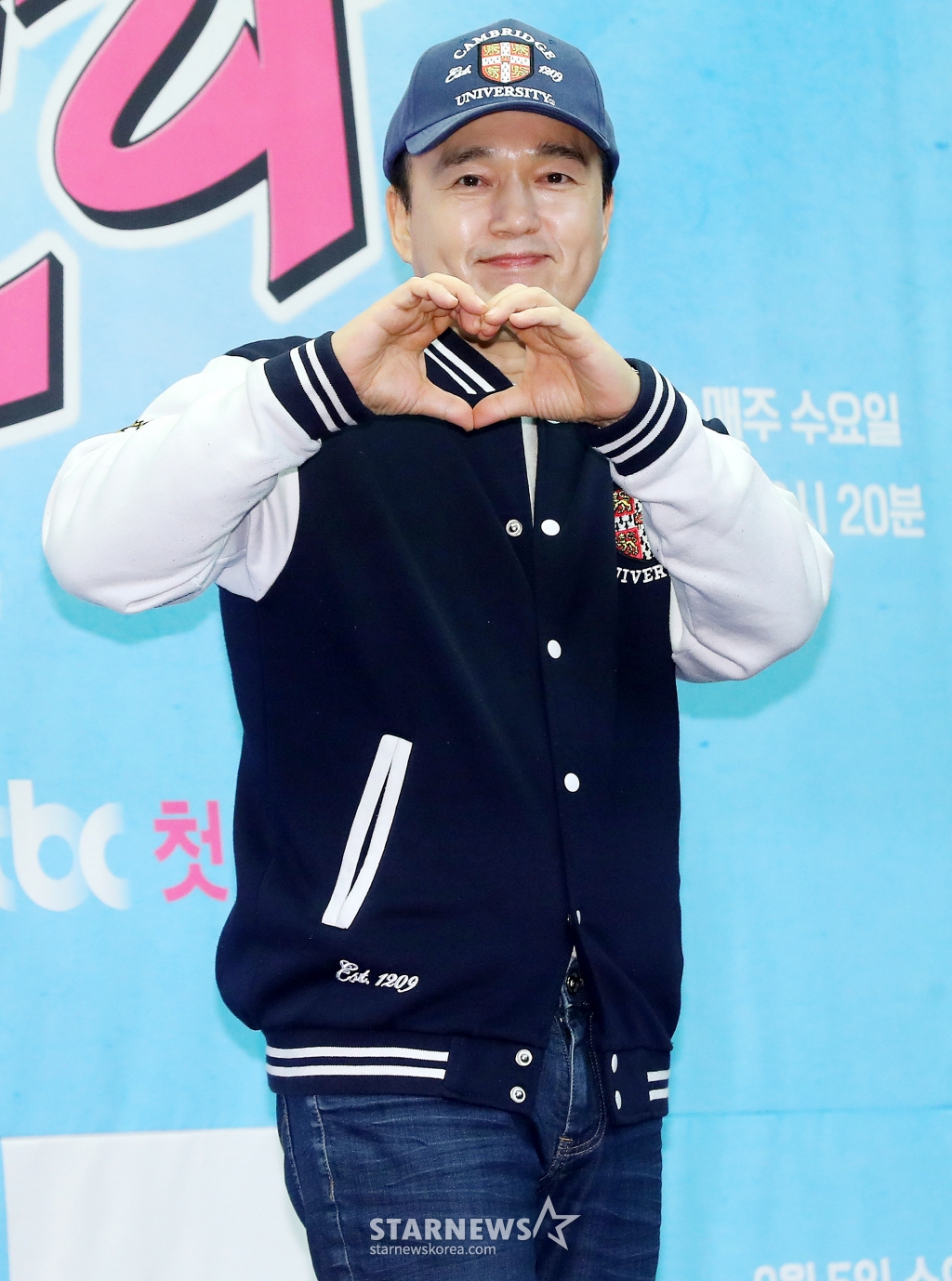 배우 김광규가 3일 오후 서울 마포구 상암동 스탠포드서울에서 진행된 JTBC 예능 '늦기 전에 어학연수-샬라샬라' 제작발표회에 참석해 포즈를 취하고 있다. '늦기 전에 어학연수-샬라샬라'는 영국으로 어학연수를 떠난 배우 5인방 성동일, 김광규, 엄기준, 장혁, 신승환의 좌충우돌 '프리토킹' 도전기를 담은 예능. 오는 5일 첫 방송. 2025.02.03 /사진=김창현 chmt@