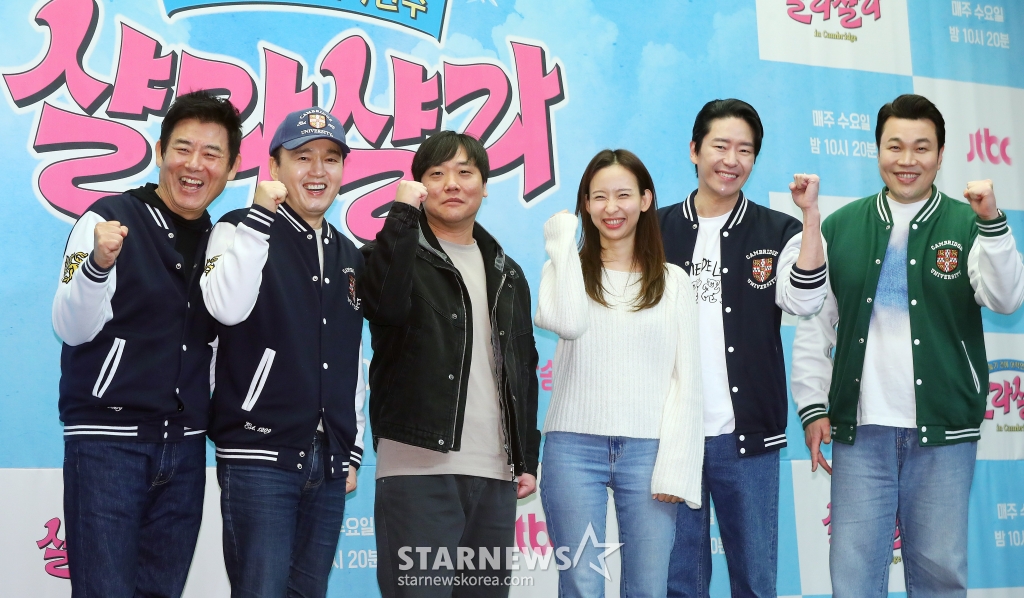 정승일, 정윤아 PD(가운데), 배우 성동일, 김광규, 엄기준, 신승환이 3일 오후 서울 마포구 상암동 스탠포드서울에서 진행된 JTBC 예능 '늦기 전에 어학연수-샬라샬라' 제작발표회에 참석해 포즈를 취하고 있다. '늦기 전에 어학연수-샬라샬라'는 영국으로 어학연수를 떠난 배우 5인방 성동일, 김광규, 엄기준, 장혁, 신승환의 좌충우돌 '프리토킹' 도전기를 담은 예능. 오는 5일 첫 방송. 2025.02.03 /사진=김창현 chmt@