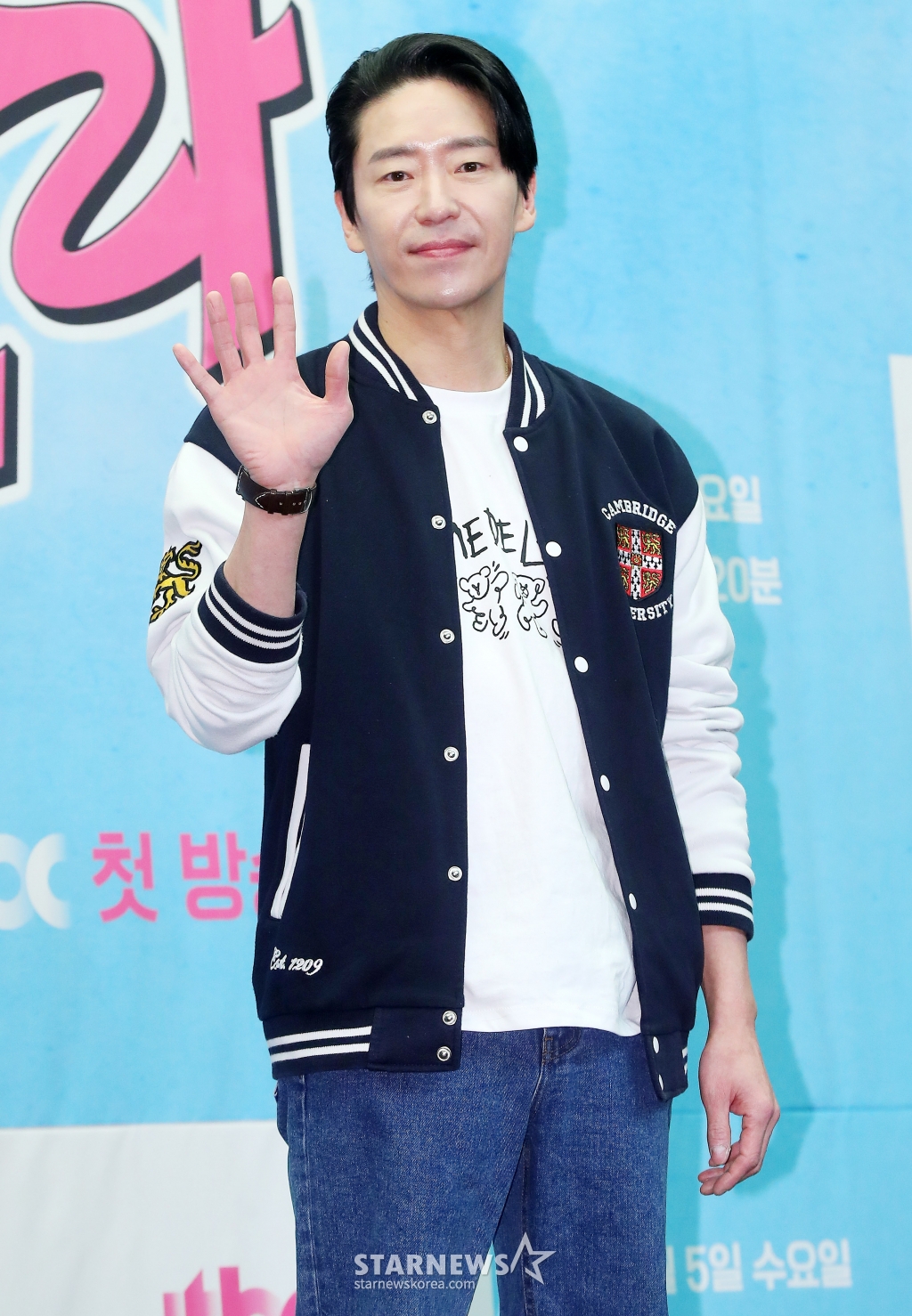 배우 엄기준이 3일 오후 서울 마포구 상암동 스탠포드서울에서 진행된 JTBC 예능 '늦기 전에 어학연수-샬라샬라' 제작발표회에 참석해 포즈를 취하고 있다. '늦기 전에 어학연수-샬라샬라'는 영국으로 어학연수를 떠난 배우 5인방 성동일, 김광규, 엄기준, 장혁, 신승환의 좌충우돌 '프리토킹' 도전기를 담은 예능. 오는 5일 첫 방송. 2025.02.03 /사진=김창현 chmt@