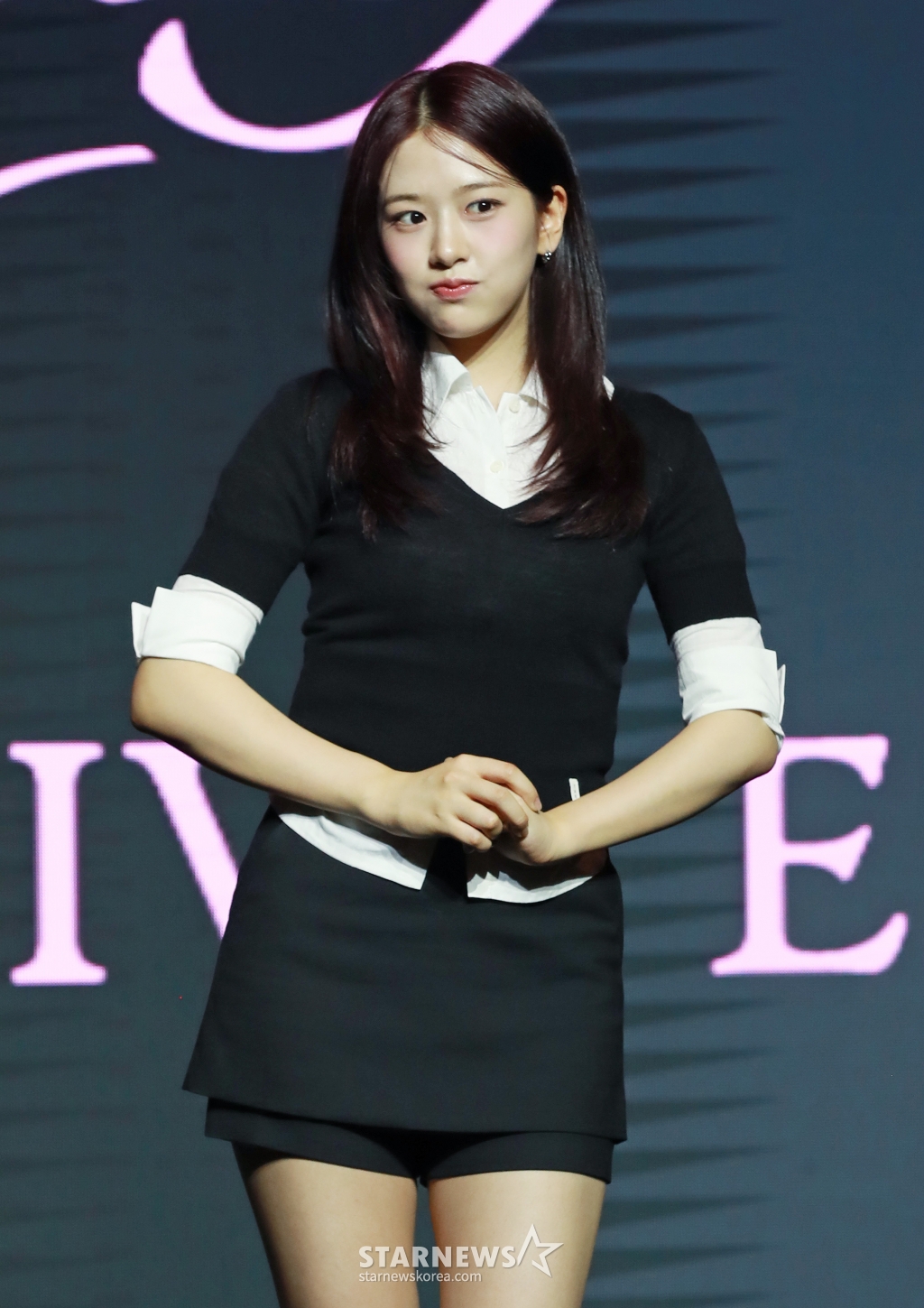 걸그룹 아이브 안유진이 3일 오후 서울 여의도 콘래드호텔에서 진행된 세 번째 미니 앨범 ‘아이브 엠파시'(IVE EMPATHY) 발매기념 기자간담회에 참석해 포즈를 취하고 있다. /2024.02.03 /사진=이동훈 photoguy@