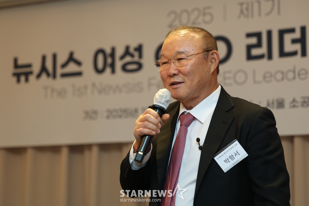 [서울=뉴시스] 김명년 기자 = 박항서 베트남 박린FC 고문(전 베트남 축구대표팀 감독)이 16일 오후 서울 중구 소공동 롯데호텔서울에서 열린 ‘제1기 뉴시스 여성 CEO 리더십 아카데미‘에서 1회차 강연을 하고 있다. 2025.01.16. kmn@newsis.com /사진=김명년