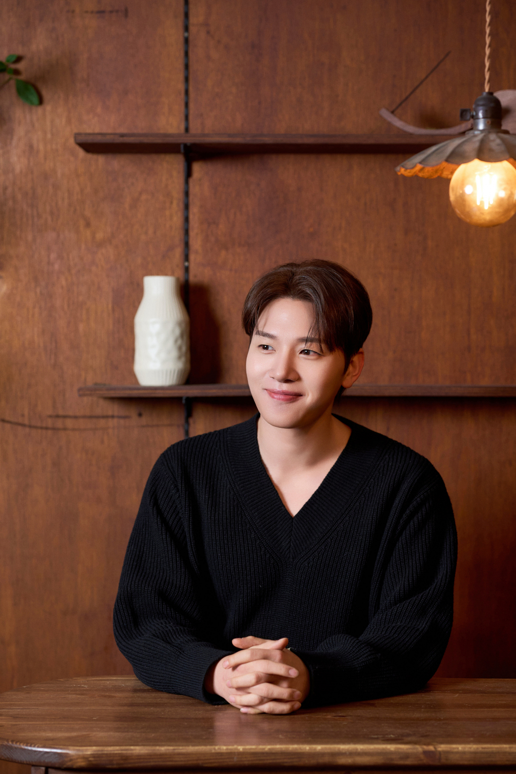 그룹 멜로망스 김민석이 3일 오후 서울 종로구의 한 카페에서 진행된 뮤지컬 '베르테르' 관련 인터뷰를 위해 포즈를 취하고 있다. '베르테르'는 괴테의 소설 '젊은 베르테르의 슬픔'을 원작으로 한 창작 뮤지컬로 '베르테르'와 '롯데'의 숭고한 사랑 이야기를 다룬다. 오는 3월 16일까지 디큐브 링크아트센터에서 공연된다. / 사진제공=CJENM /사진=김창현 chmt@