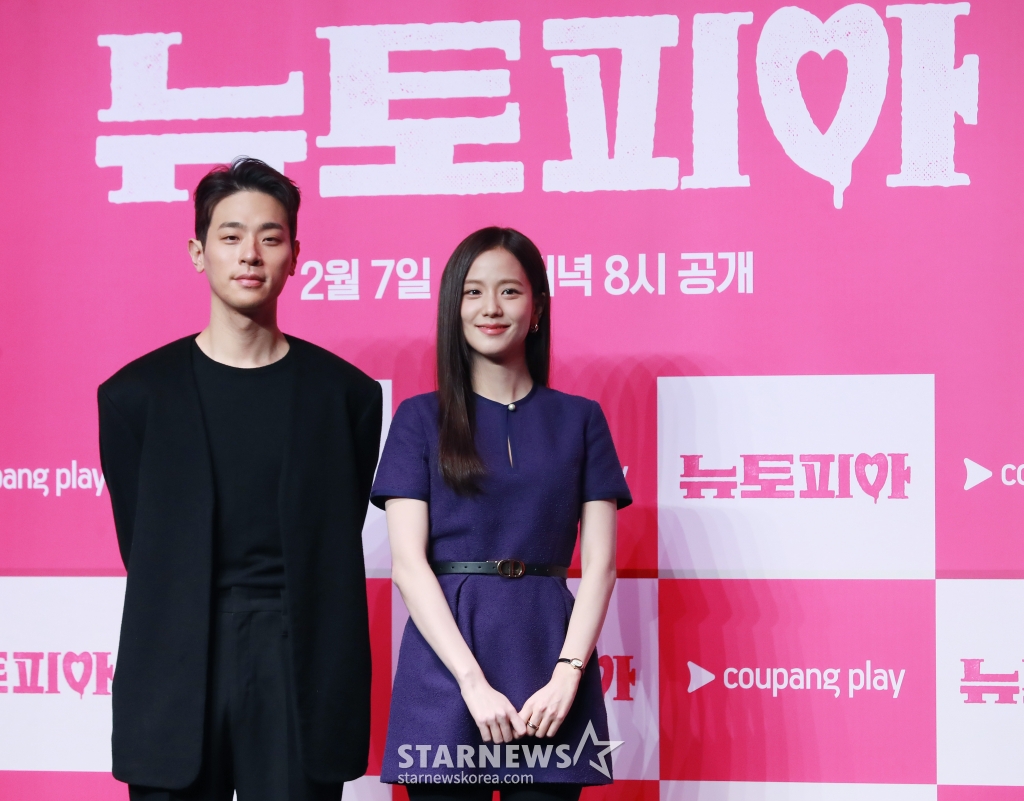 배우 박정민, 지수가 7일 오전 서울 여의도 콘래드호텔에서 진행된 쿠팡플레이 오리지널 시리즈 '뉴토피아' 제작발표회에서 포즈를 취하고 있다. 군인 재윤과 곰신 영주가 좀비에 습격당한 서울 도심을 가로질러 서로에게 달려가는 이야기 '뉴토피아'는 2월 7일 공개된다. /2025.01.07 /사진=이동훈 photoguy@