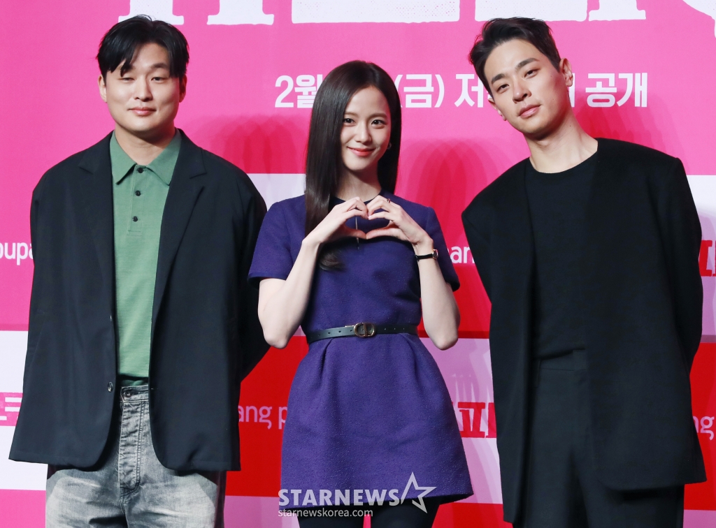 윤상현 감독, 배우 지수, 박정민이 7일 오전 서울 여의도 콘래드호텔에서 진행된 쿠팡플레이 오리지널 시리즈 '뉴토피아' 제작발표회에서 포즈를 취하고 있다. 군인 재윤과 곰신 영주가 좀비에 습격당한 서울 도심을 가로질러 서로에게 달려가는 이야기 '뉴토피아'는 2월 7일 공개된다. /2025.01.07 /사진=이동훈 photoguy@