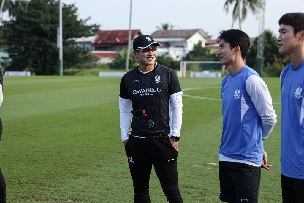 이정효(왼쪽) 감독이 미소짓고 있다. /사진=광주FC 제공