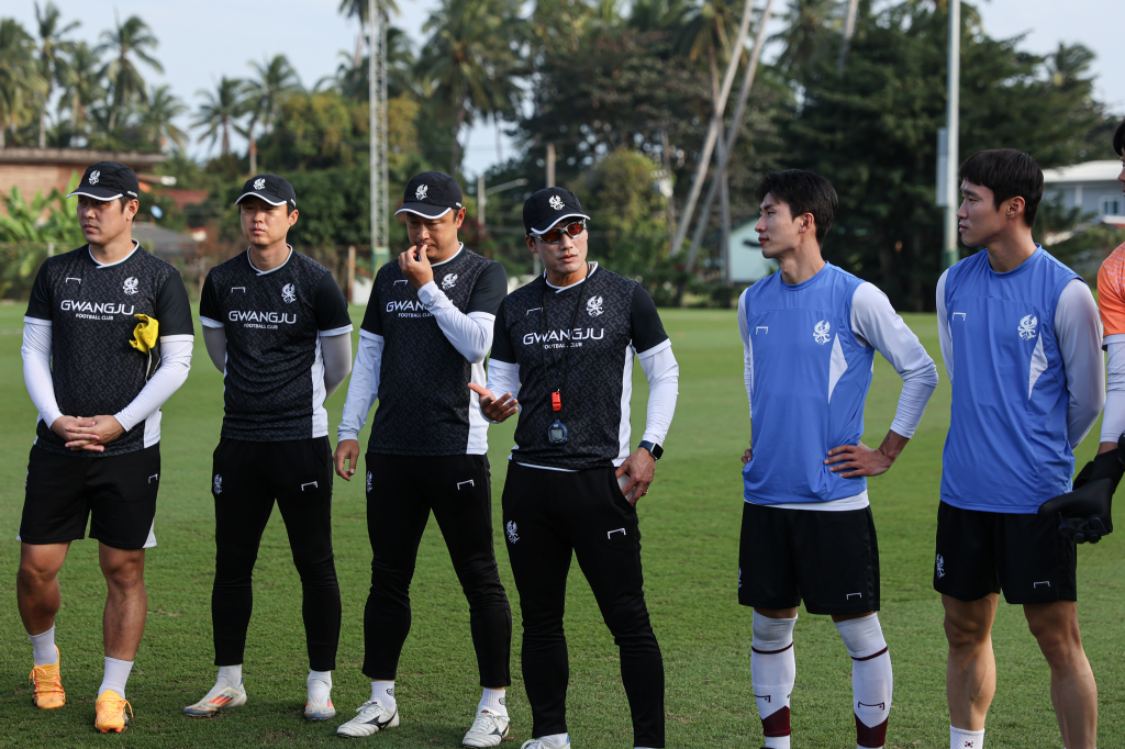 이정효(가운데) 감독이 선수들에게 지시하고 있다. /사진=광주FC 제공