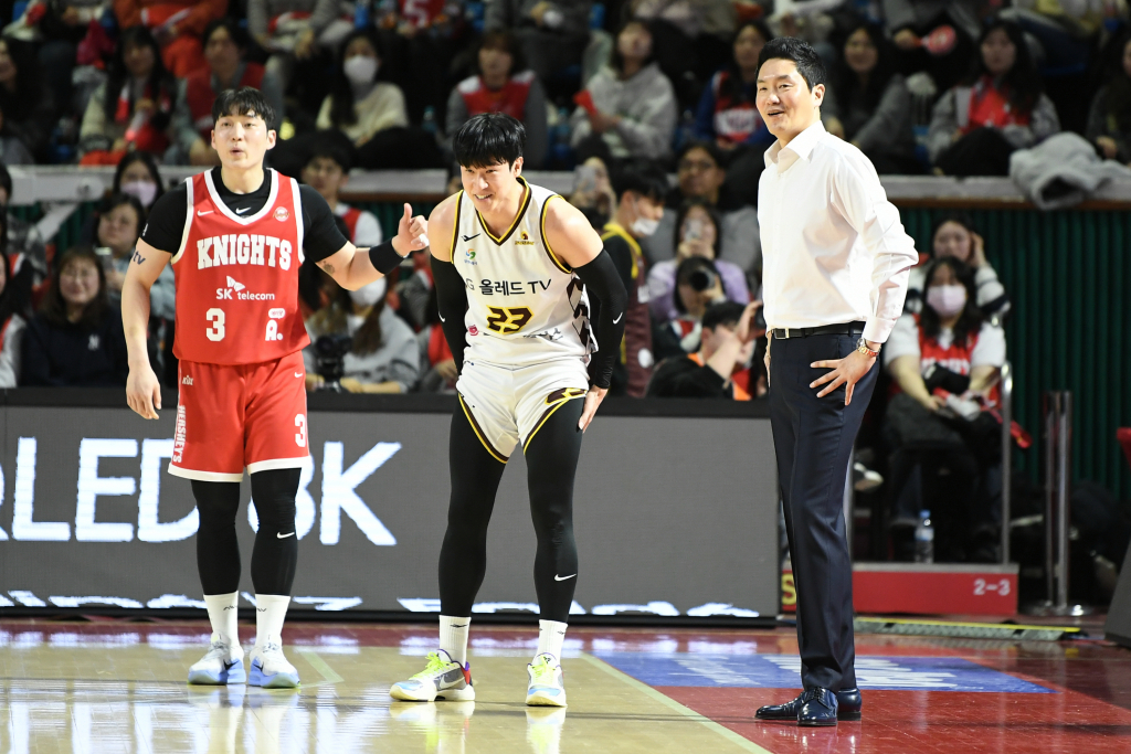 전성현(가운데)이 경기 중 아쉬운 표정을 짓고 있다. /사진=KBL 제공