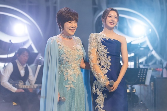 김연자(왼쪽), 홍지윤/사진=BS아사히 TV