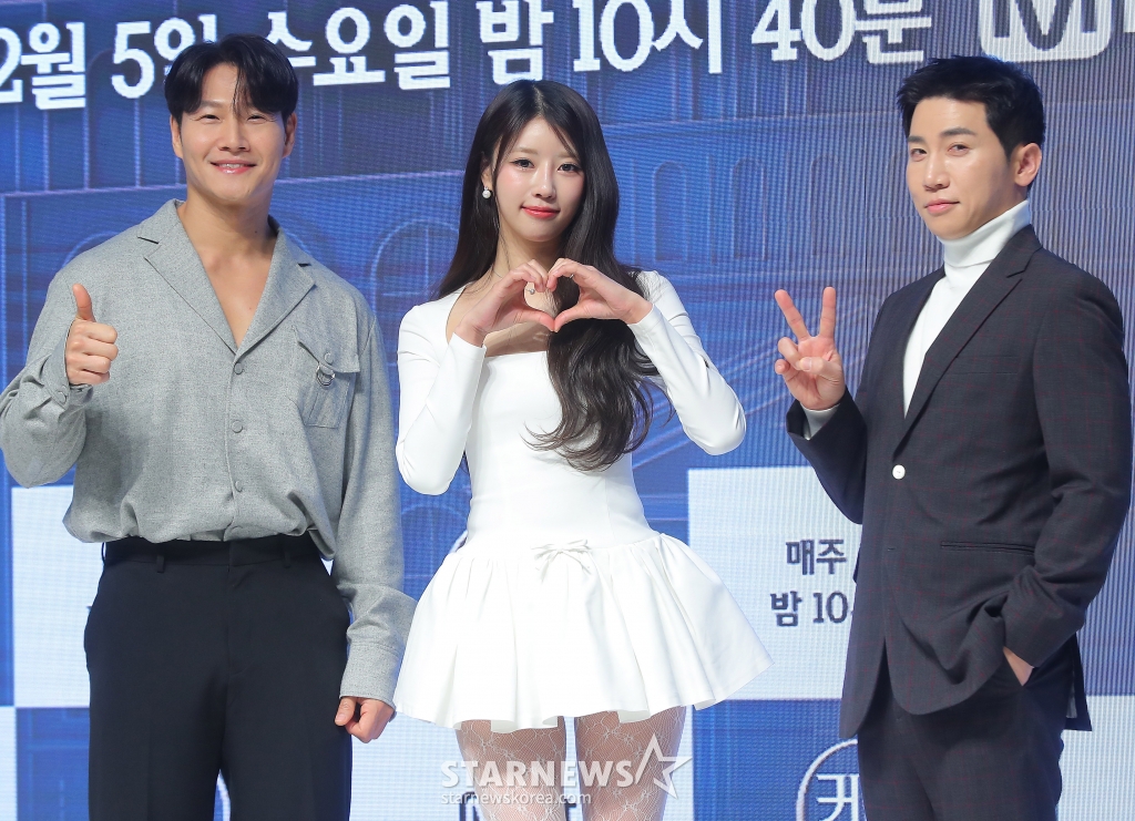 가수 김종국, 미주, 방송인 유세윤이 4일 오전 서울 강남구 논현동 엘리에나호텔에서 진행된 엠넷 예능 '커플팰리스2' 제작발표회에 참석해 포즈를 취하고 있다. '커플팰리스2'는 완벽한 결혼 상대를 찾는 싱글남녀들을 위한 대규모 커플 매칭 서바이벌로, '결혼정보회사(결정사)' 못지않은 극사실적 매칭 시스템을 통해 평생을 함께하고 싶은 동반자를 찾는 스토리를 담아낸다. 오는 5일 첫 방송. 2025.02.04 /사진=김창현 chmt@