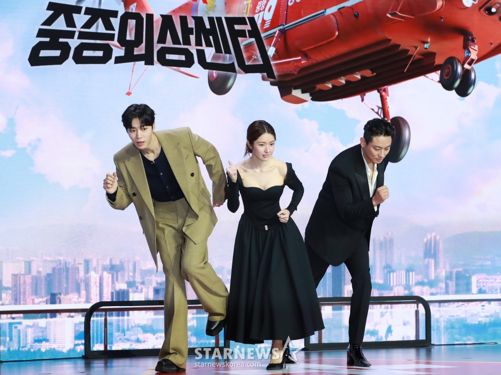 배우 추영우, 하영, 주지훈이 21일 오전 서울 강남구 그랜드 인터컨티넨탈 파르나스 호텔에서 진행된 넷플릭스 오리지널 시리즈 '중증외상센터' 제작발표회에 참석해 포즈를 취하고 있다. 전장을 누비던 천재 외과 전문의 백강혁(주지훈)이 유명무실한 중증외상팀을 심폐 소생하기 위해 부임하면서 벌어지는 통쾌한 이야기 '중증외상센터'는 오는 24일 공개된다. /2025.01.21 /사진=이동훈 photoguy@