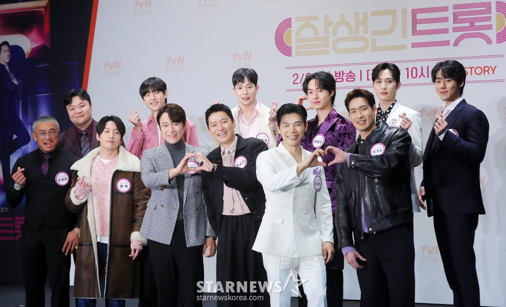 추성훈, 태항호, 장혁, 현우, 최대철, 인교진, 김동호, 지승현, 이태리, 정겨운, 김준호, 한정완이 4일 오후 서울 구로구 라마다 서울 신도림 호텔에서 진행된 tvN STORY 예능 프로그램 '잘생긴 트롯' 제작발표회에 참석해 포즈를 취하고 있다. '잘생긴 트롯'은 연예계 대표 12명의 남자 스타들이 트롯에 진정성을 가지고 도전하는 신(新) 음악 예능이다. 오는 14일 첫 방송. 2025.02.04 /사진=김창현 chmt@