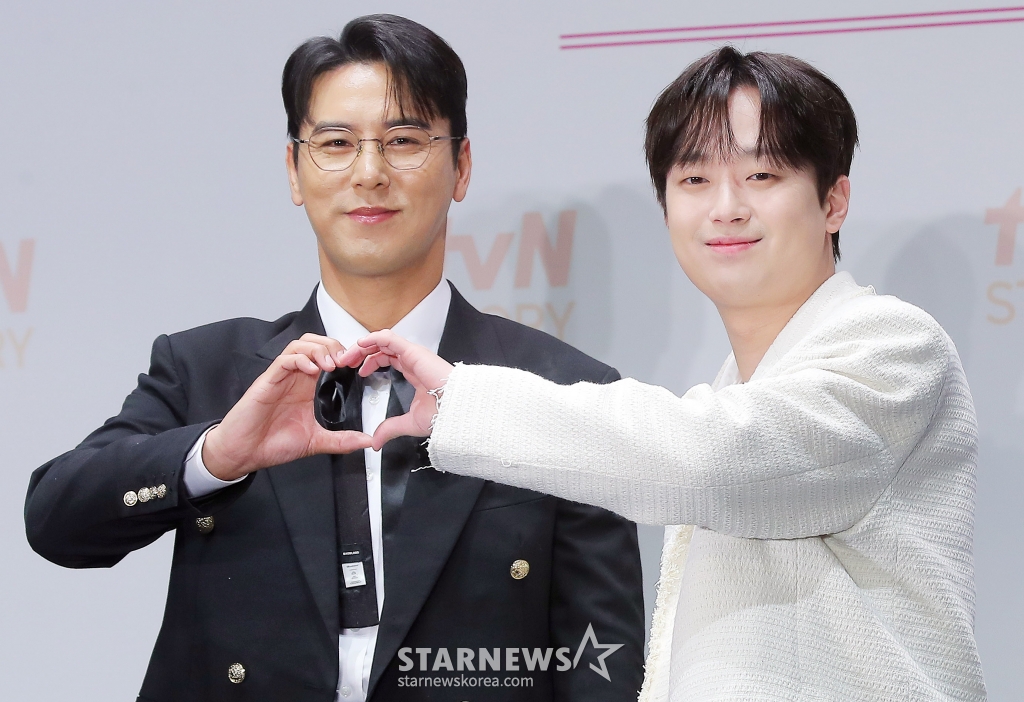 가수 장민호, 이찬원이 4일 오후 서울 구로구 라마다 서울 신도림 호텔에서 진행된 tvN STORY 예능 프로그램 '잘생긴 트롯' 제작발표회에 참석해 포즈를 취하고 있다. '잘생긴 트롯'은 연예계 대표 12명의 남자 스타들이 트롯에 진정성을 가지고 도전하는 신(新) 음악 예능이다. 오는 14일 첫 방송. 2025.02.04 /사진=김창현 chmt@
