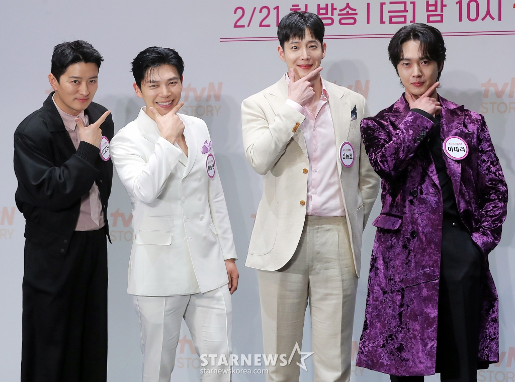 배우 인교진, 지승현, 김동호, 이태리가 4일 오후 서울 구로구 라마다 서울 신도림 호텔에서 진행된 tvN STORY 예능 프로그램 '잘생긴 트롯' 제작발표회에 참석해 포즈를 취하고 있다. '잘생긴 트롯'은 연예계 대표 12명의 남자 스타들이 트롯에 진정성을 가지고 도전하는 신(新) 음악 예능이다. 오는 14일 첫 방송. 2025.02.04 /사진=김창현 chmt@
