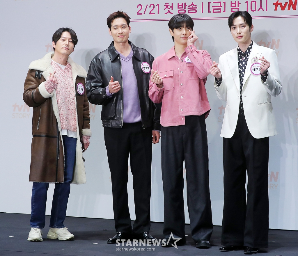 배우 장혁, 정겨운, 현우, 김준호가 4일 오후 서울 구로구 라마다 서울 신도림 호텔에서 진행된 tvN STORY 예능 프로그램 '잘생긴 트롯' 제작발표회에 참석해 포즈를 취하고 있다. '잘생긴 트롯'은 연예계 대표 12명의 남자 스타들이 트롯에 진정성을 가지고 도전하는 신(新) 음악 예능이다. 오는 14일 첫 방송. 2025.02.04 /사진=김창현 chmt@