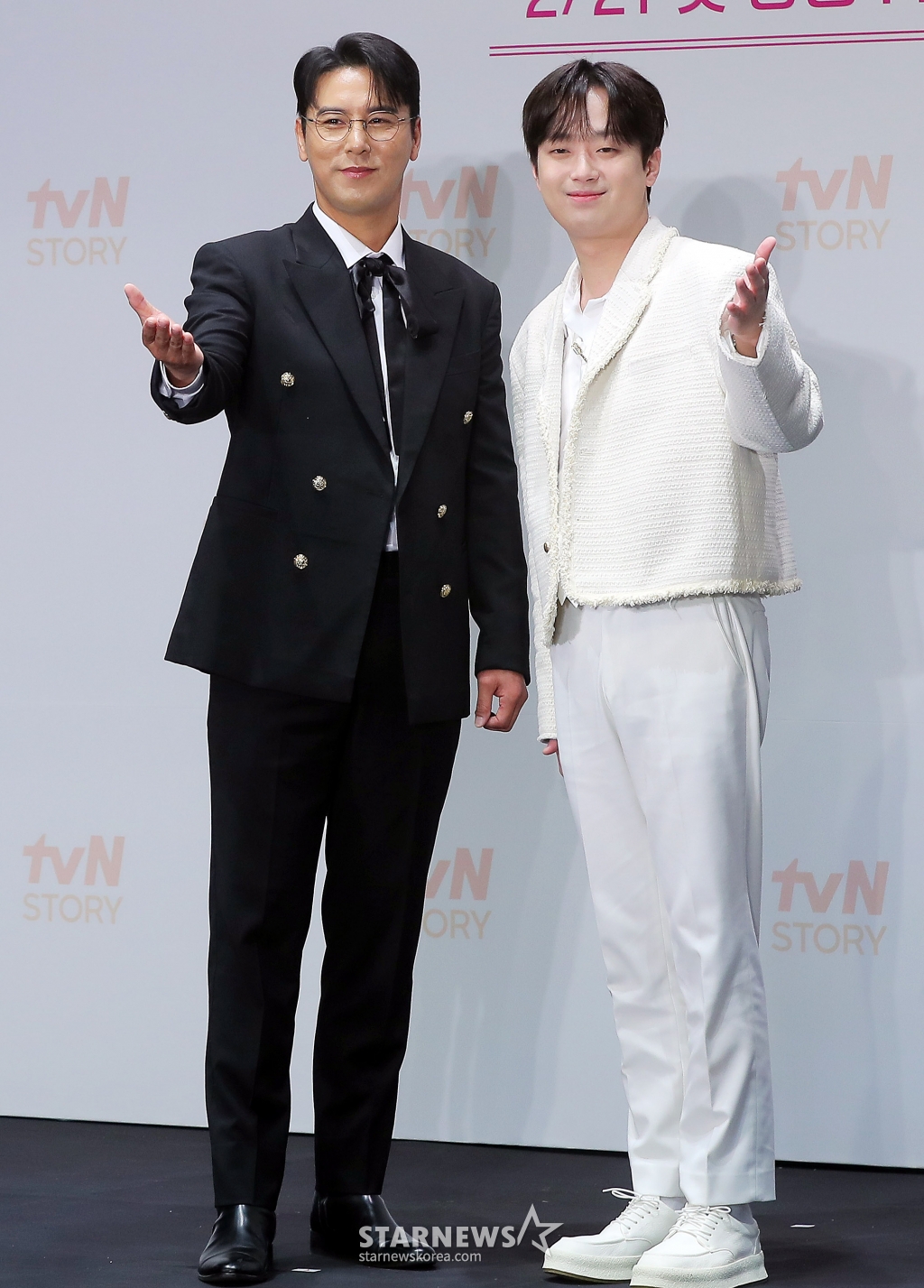 가수 장민호, 이찬원이 4일 오후 서울 구로구 라마다 서울 신도림 호텔에서 진행된 tvN STORY 예능 프로그램 '잘생긴 트롯' 제작발표회에 참석해 포즈를 취하고 있다.  '잘생긴 트롯'은 연예계 대표 12명의 남자 스타들이 트롯에 진정성을 가지고 도전하는 신(新) 음악 예능이다. 오는 14일 첫 방송. 2025.02.04 /사진=김창현 chmt@
