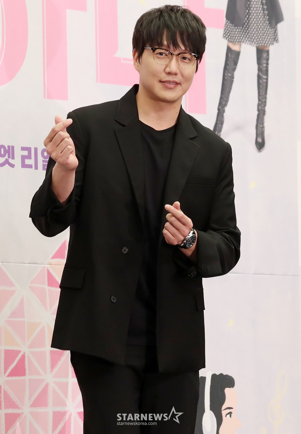 가수 성시경이 19일 오후 서울 마포구 상암 스탠포드호텔에서 진행된 XtvN 예능 '노래에 반하다' 제작발표회에 참석해 포즈를 취하고 있다.