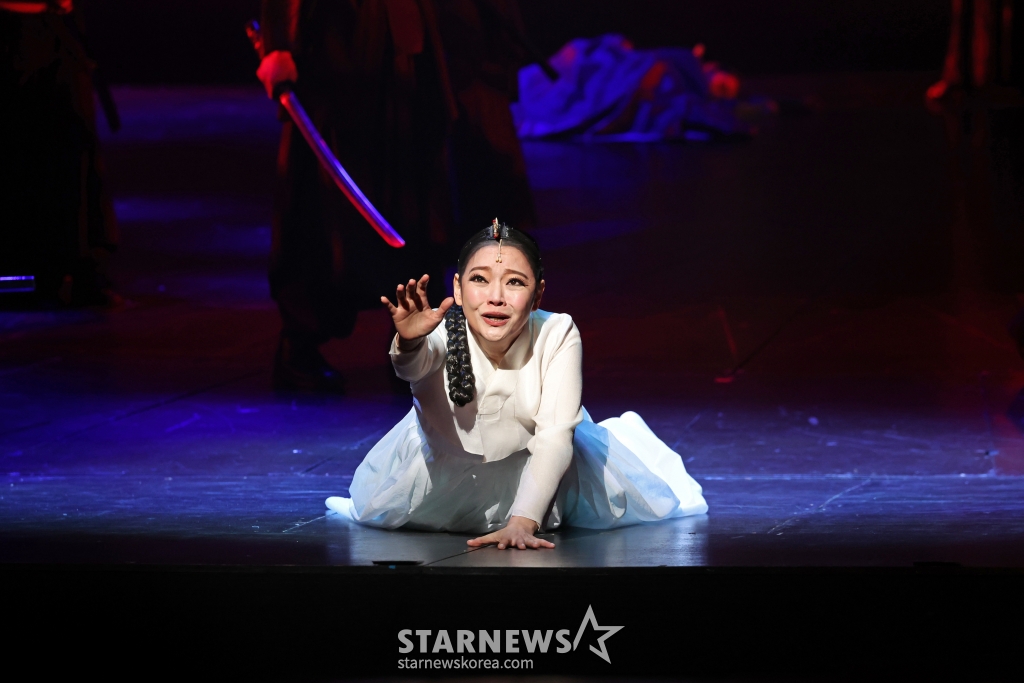 [서울=뉴시스] 박진희 기자 = 뮤지컬 '명성황후' 명성황후 역의 김소현이 4일 서울 종로구 세종문화회관에서 주요 장면 시연을 하고 있다. 2025.02.04. pak7130@newsis.com /사진=박진희