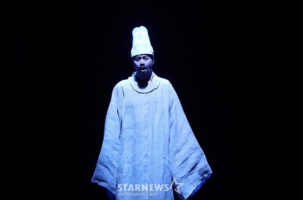 (서울=뉴스1) 오대일 기자 = 4일 오후 서울 종로구 세종문화회관 대극장에서 열린 창작뮤지컬 '명성황후' 프레스콜 공연에서 고종 역의 배우 손준호가 열연하고 있다. 30주년을 맞아 22번째 시즌으로 돌아온 뮤지컬 ‘명성황후’는 조선 왕조 26대 고종의 왕비이자 격변의 역사 속에서 살아간 명성황후의 이야기를 다룬 작품으로 오는 3월 30일까지 서울 종로구 세종문화회관 대극장에서 공연된다. 2025.2.4/뉴스1 Copyright (C) 뉴스1. All rights reserved. 무단 전재 및 재배포, AI학습 이용 금지. /사진=(서울=뉴스1) 오대일 기자