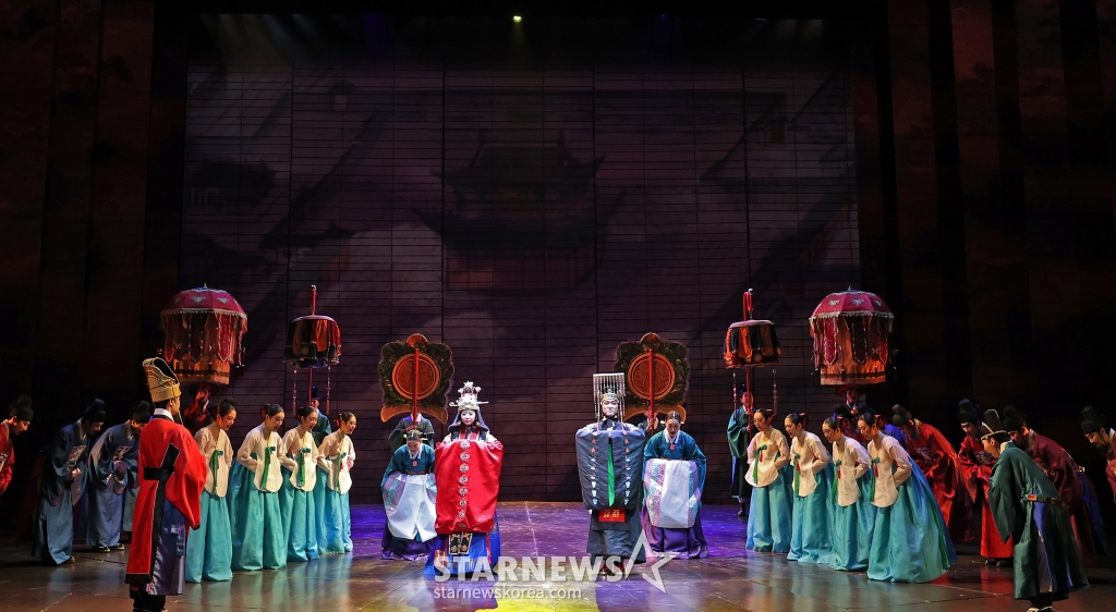 (서울=뉴스1) 오대일 기자 = 창작뮤지컬 '명성황후' 배우들이 4일 오후 서울 종로구 세종문화회관 대극장에서 열린 프레스콜 공연에서 열연하고 있다. 30주년을 맞아 22번째 시즌으로 돌아온 뮤지컬 ‘명성황후’는 조선 왕조 26대 고종의 왕비이자 격변의 역사 속에서 살아간 명성황후의 이야기를 다룬 작품으로 오는 3월 30일까지 서울 종로구 세종문화회관 대극장에서 공연된다. 2025.2.4/뉴스1 Copyright (C) 뉴스1. All rights reserved. 무단 전재 및 재배포, AI학습 이용 금지. /사진=(서울=뉴스1) 오대일 기자