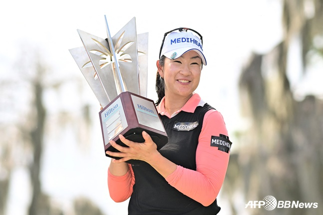 김아림이 3일 LPGA 투어 개막전 힐트 그랜드 배케이션스 토너먼트 오브 챔피언스에서 우승한 뒤 트로피를 들어올리고 있다. /AFPBBNews=뉴스1