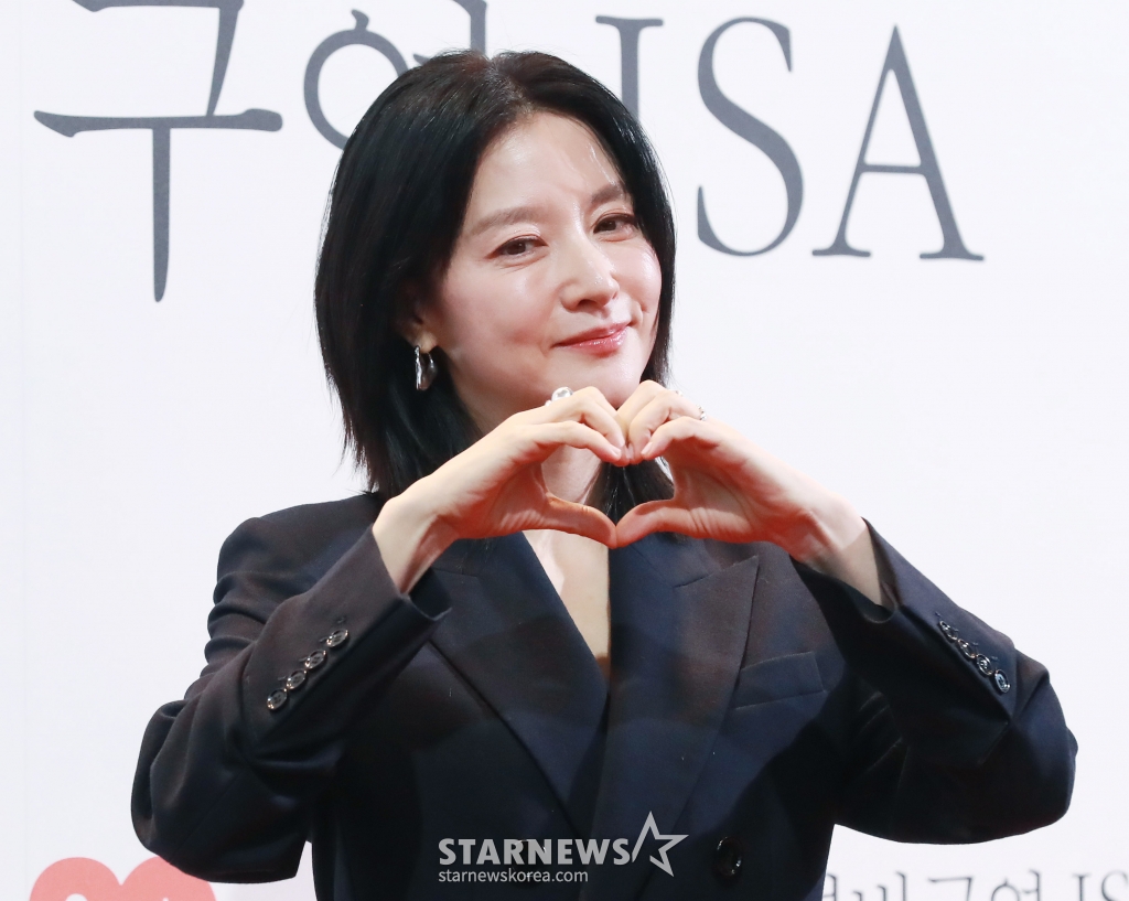 배우 이영애가 4일 오후 서울 CGV용산아이파크몰에서 진행된 영화 '공동경비구역 JSA' 관객과의 대화에 앞서 포즈를 취하고 있다. '공동경비구역 JSA'는 CJ ENM 30주년 기념 비저너리(Visionary) 선정작으로 선정됐다. /2025.02.04 /사진=이동훈 photoguy@