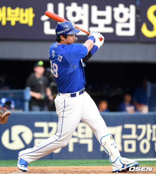 삼성 시절 홈런을 날리는 김동엽.