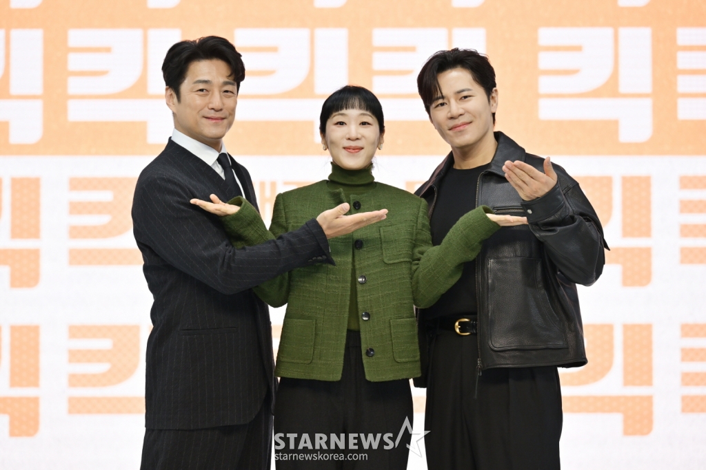 배우 지진희, 백지원, 이규형이 5일 오전 온라인으로 진행된 KBS 2TV 수목드라마 '킥킥킥킥' 제작발표회에 참석해 포즈를 취하고 있다. '킥킥킥킥'은 천만배우 지진희(지진희 분)와 한때 스타PD 조영식PD(이규형 분)가 콘텐츠 제작사를 설립하고 구독자 300만을 향해 달려가는 오피스 코미디 드라마다. / 사진제공=KBS /사진=김창현 chmt@