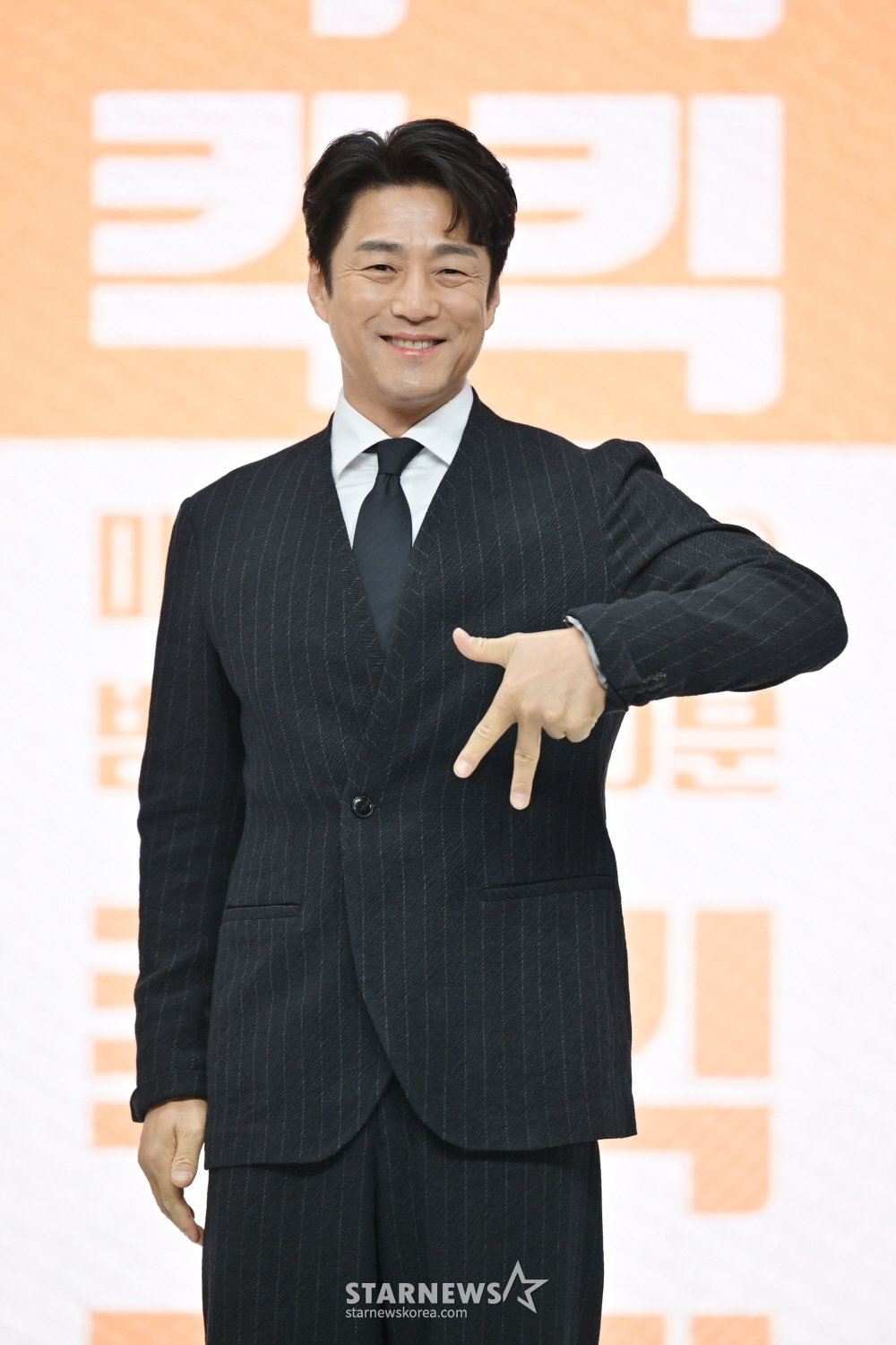배우 지진희가 5일 오전 온라인으로 진행된 KBS 2TV 수목드라마 '킥킥킥킥' 제작발표회에 참석해 포즈를 취하고 있다. '킥킥킥킥'은 천만배우 지진희(지진희 분)와 한때 스타PD 조영식PD(이규형 분)가 콘텐츠 제작사를 설립하고 구독자 300만을 향해 달려가는 오피스 코미디 드라마다. / 사진제공=KBS /사진=김창현 chmt@