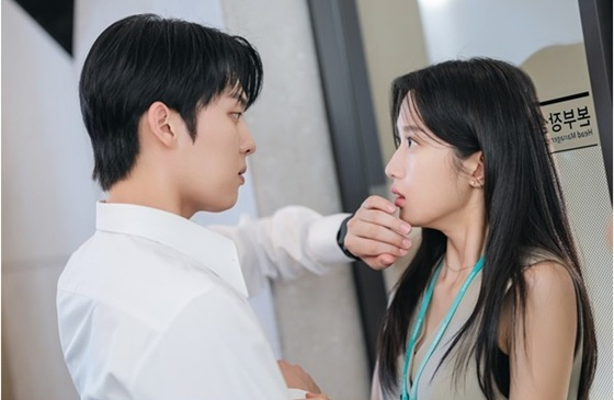 왼쪽부터 최현욱, 문가영 /사진=tvN '그놈은 흑염룡'