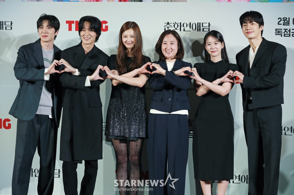 배우 강찬희, 장률, 고아라, 이광영 감독, 배우 한승연, 손우현이 5일 오후 서울 CGV용산아이파크몰에서 진행된 티빙 오리지널 시리즈 '춘화연애담' 제작발표회에 참석해 포즈를 취하고 있다.  파격적인 야설집 '춘화연애담'으로 도성이 들썩이는 가운데, 첫사랑에 실패한 공주 '화리'가 직접 부마를 찾겠다는 선언에 도성 최고 바람둥이 '환'과 1등 신랑감 '장원'이 휘말리게 되면서 벌어지는 로맨틱 청춘사극 '춘화연애담'은 오는 6일 공개된다. /2025.02.05 /사진=이동훈 photoguy@