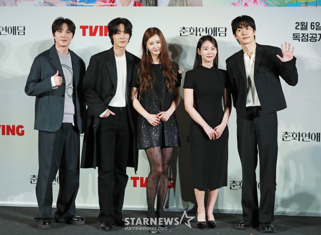 배우 강찬희, 장률, 고아라, 한승연, 손우현이 5일 오후 서울 CGV용산아이파크몰에서 진행된 티빙 오리지널 시리즈 '춘화연애담' 제작발표회에 참석해 포즈를 취하고 있다.  파격적인 야설집 '춘화연애담'으로 도성이 들썩이는 가운데, 첫사랑에 실패한 공주 '화리'가 직접 부마를 찾겠다는 선언에 도성 최고 바람둥이 '환'과 1등 신랑감 '장원'이 휘말리게 되면서 벌어지는 로맨틱 청춘사극 '춘화연애담'은 오는 6일 공개된다. /2025.02.05 /사진=이동훈 photoguy@