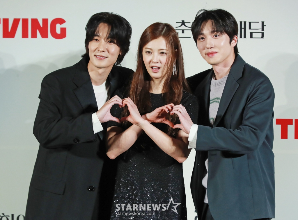 배우 장률, 고아라, 강찬희가 5일 오후 서울 CGV용산아이파크몰에서 진행된 티빙 오리지널 시리즈 '춘화연애담' 제작발표회에 참석해 포즈를 취하고 있다.  파격적인 야설집 '춘화연애담'으로 도성이 들썩이는 가운데, 첫사랑에 실패한 공주 '화리'가 직접 부마를 찾겠다는 선언에 도성 최고 바람둥이 '환'과 1등 신랑감 '장원'이 휘말리게 되면서 벌어지는 로맨틱 청춘사극 '춘화연애담'은 오는 6일 공개된다. /2025.02.05 /사진=이동훈 photoguy@