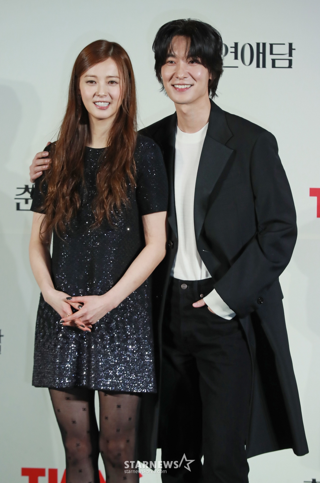 배우 고아라, 장률이 5일 오후 서울 CGV용산아이파크몰에서 진행된 티빙 오리지널 시리즈 '춘화연애담' 제작발표회에 참석해 포즈를 취하고 있다.  파격적인 야설집 '춘화연애담'으로 도성이 들썩이는 가운데, 첫사랑에 실패한 공주 '화리'가 직접 부마를 찾겠다는 선언에 도성 최고 바람둥이 '환'과 1등 신랑감 '장원'이 휘말리게 되면서 벌어지는 로맨틱 청춘사극 '춘화연애담'은 오는 6일 공개된다. /2025.02.05 /사진=이동훈 photoguy@