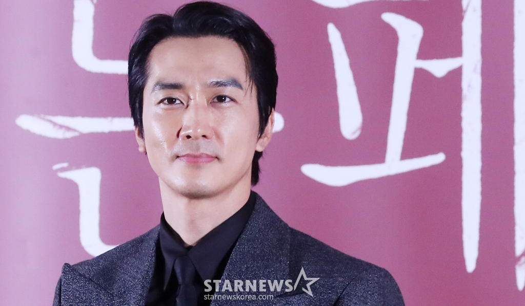 배우 송승헌이 13일 오후 서울 강남구 삼성동 코엑스 메가박스에서 진행된 영화 '히든페이스' 언론시사회 및 기자간담회에 참석해 포즈를 취하고 있다. '히든페이스'는 한통의 영상편지만 남기고 사라진 약혼녀의 행방을 쫓던 한 남자가 그녀와 관련된 충격적인 비밀을 마주하게 되면서 벌어지는 미스터리 스릴러. 오는 20일 개봉. 2024.11.13 /사진=김창현 chmt@
