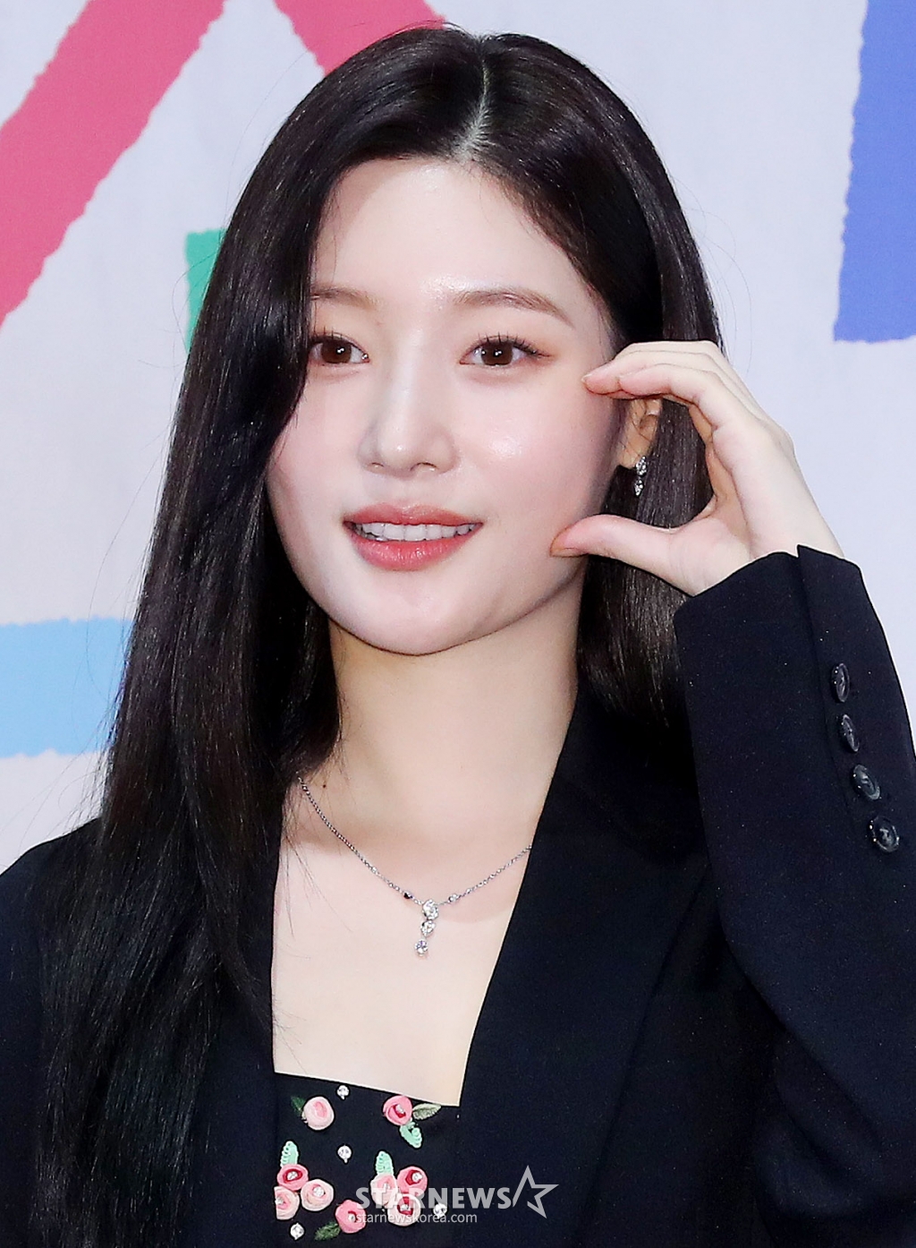 배우 정채연이 8일 오전 서울 구로구 라마다 서울 신도림호텔에서 진행된 JTBC 수목드라마 '조립식 가족' 제작발표회에 참석해 포즈를 취하고 있다. '조립식 가족'은 10년은 가족으로 함께 했고, 10년은 남남으로 그리워했던 세 청춘이 다시 만나 펼쳐지는 로맨스다. 오는 9일 첫 방송. 2024.10.08 /사진=김창현