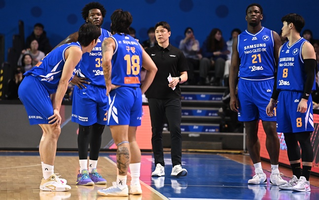 김효범 삼성 감독(오른쪽 3번째)이 작전지시를 하고 있다. /사진=KBL 제공
