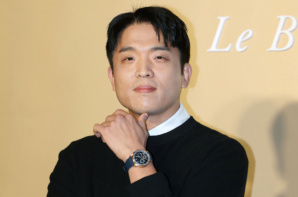 (서울=뉴스1) 김진환 기자 = 안성재 셰프가 22일 오후 서울 성동구 성수동에서 열린 스위스 고급 시계 브랜드 오데마 피게 AP 플래그십 그랜드 오프닝 행사에 참석해 포즈를 취하고 있다. 2024.11.22/뉴스1 Copyright (C) 뉴스1. All rights reserved. 무단 전재 및 재배포, AI학습 이용 금지. /사진=(서울=뉴스1) 김진환 기자