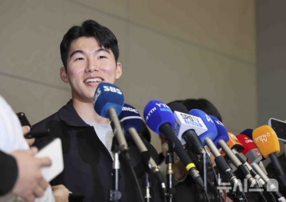LA 다저스 김혜성이 지난달 14일 인천국제공항을 통해 출국하기에 앞서 취재진과 인터뷰에 임하고 있다. /사진=뉴시스