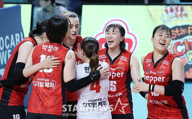 도드람 2024-2025 V리그 여자부 GS칼텍스-페퍼저축은행 경기가 5일 서울 장충체육관에서 열렸다. 페퍼저축은행 이한비(오른쪽)가 결정적인 공격을 성공시킨 후 동료들과 기뻐하고 있다. /사진=김진경 대기